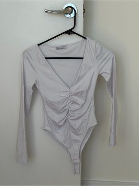 Zara White Long-Sleeve Ruched V-Neck Bodysuit